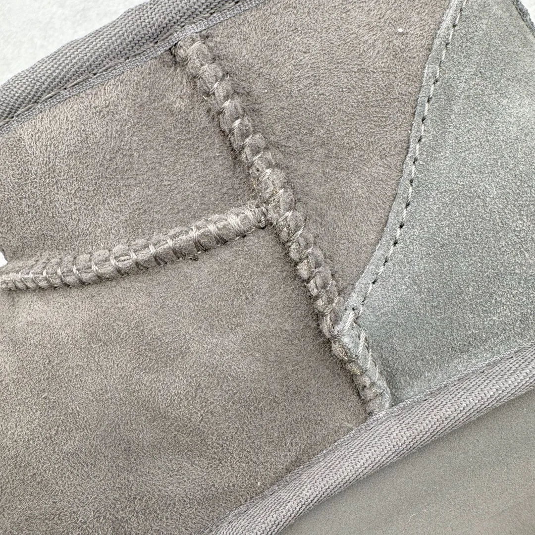 Pick up locally 💰520 UGG 5092 Classic autumn and winter sheepskin and fur integrated snow boots. All shoes are made of ZP. Longfeng A-grade Australian imported sheepskin and fur integrated brand OEM production line. Fully follow the ZP process. OEM original pattern maker. Adhering to the principle of no original shoe development and selection. Pay attention to every detail. The most authentic version on the market. TREADLITE "Light Wing" technology outsole. Light/durable/flexible/pile size: 35 36 37 38 39 40 Coding: by2936070